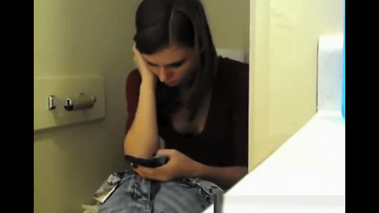 Две девушки писают на камеру в кабинке туалета