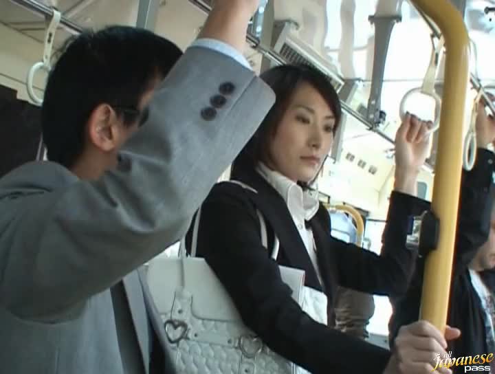лапают японок в автобусе
