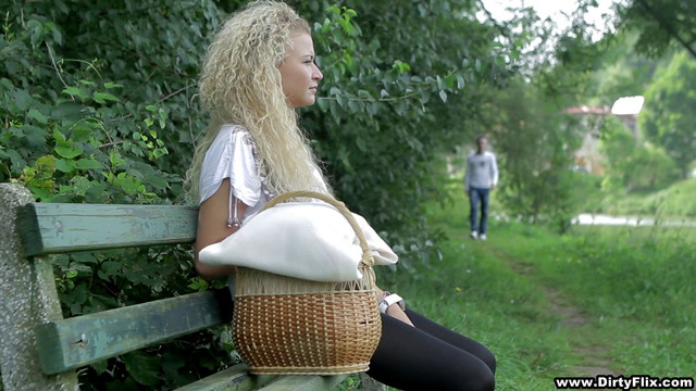 Picnic Fuck With A Frizzy Haired Blondie