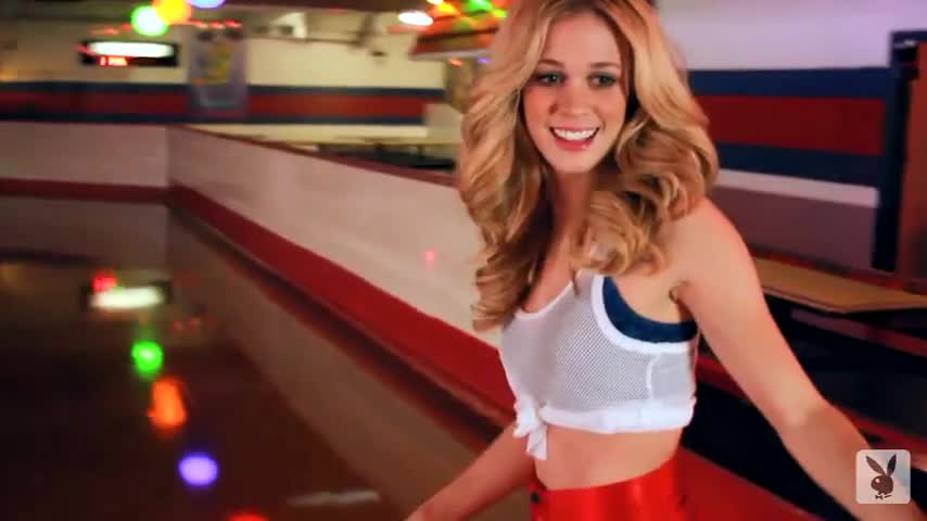 Lauren Elise Rollerama poses on camera in roller hall | Any Porn